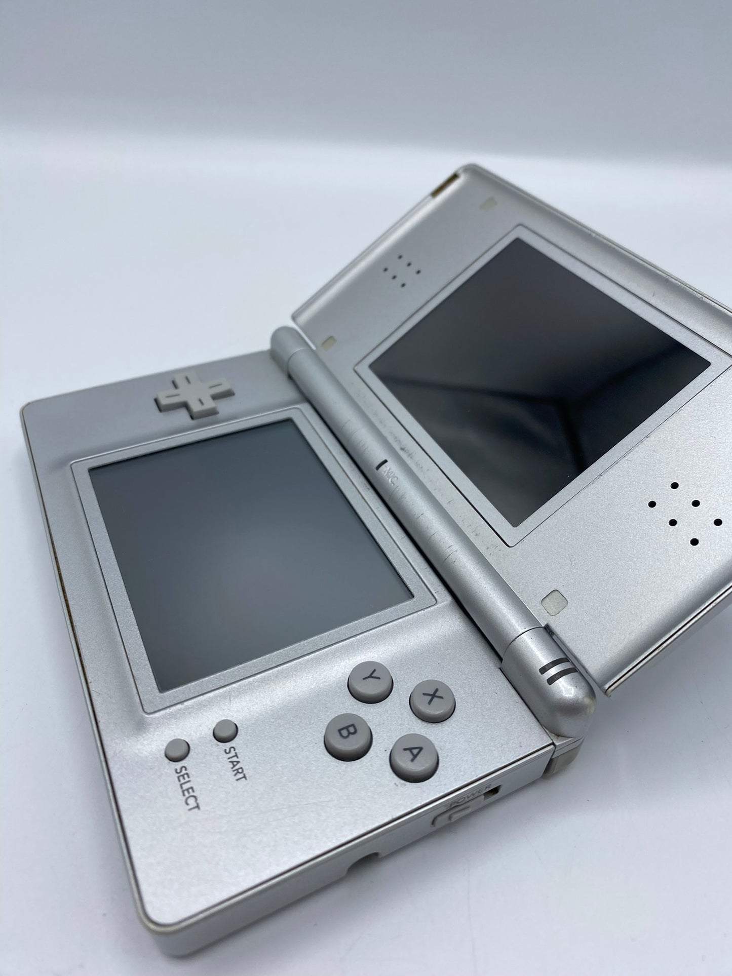 Nintendo DS Lite Silber – Klassische Handheld-Konsole in Top-Zustan